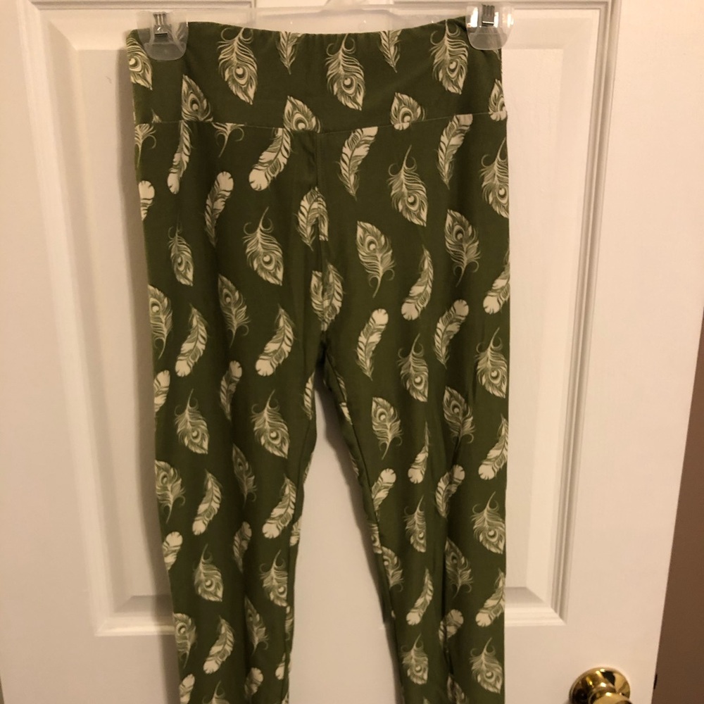 Lularoe army green feather pattern leggings. 😁